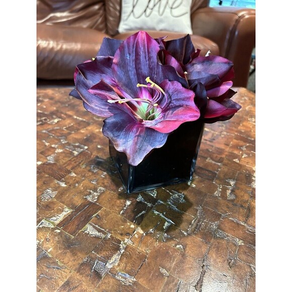 Artificial Amaryllis in Black Glass Vase - Picture 2 of 7